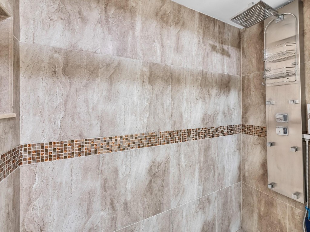 Country Club Apts - Residential