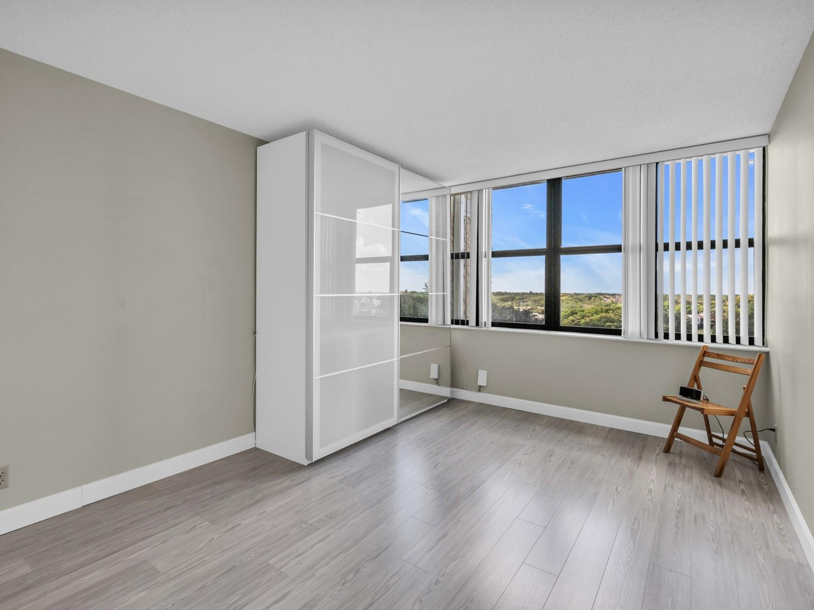 Country Club Apts - Residential