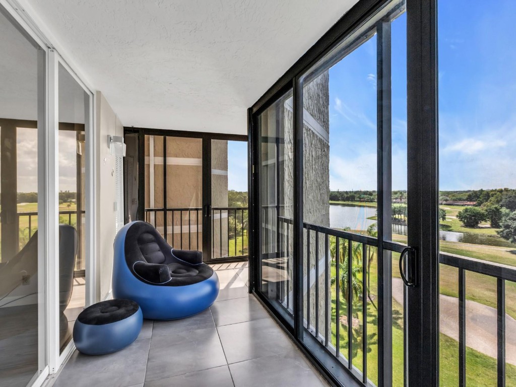 Country Club Apts - Residential