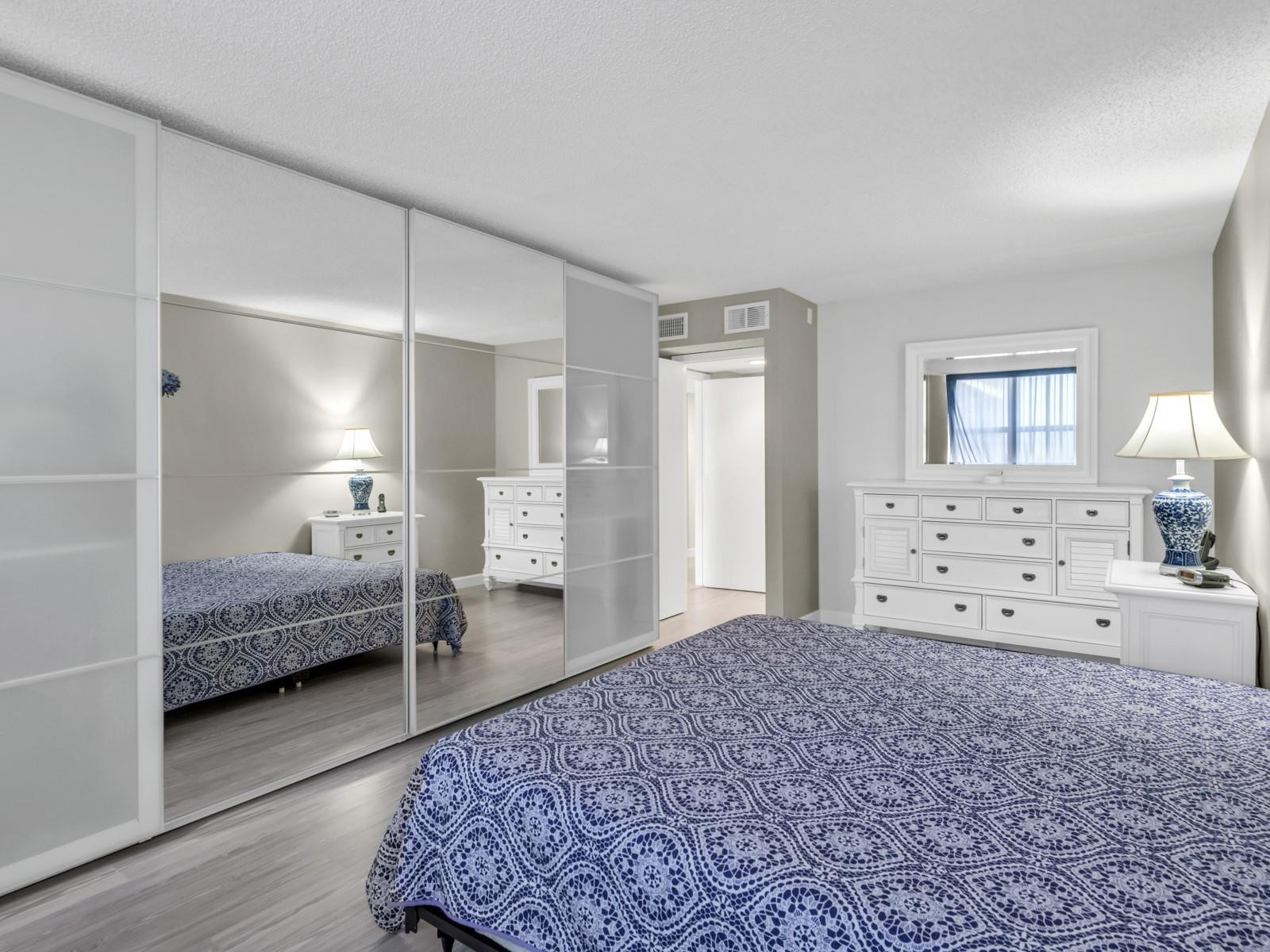 Country Club Apts - Residential