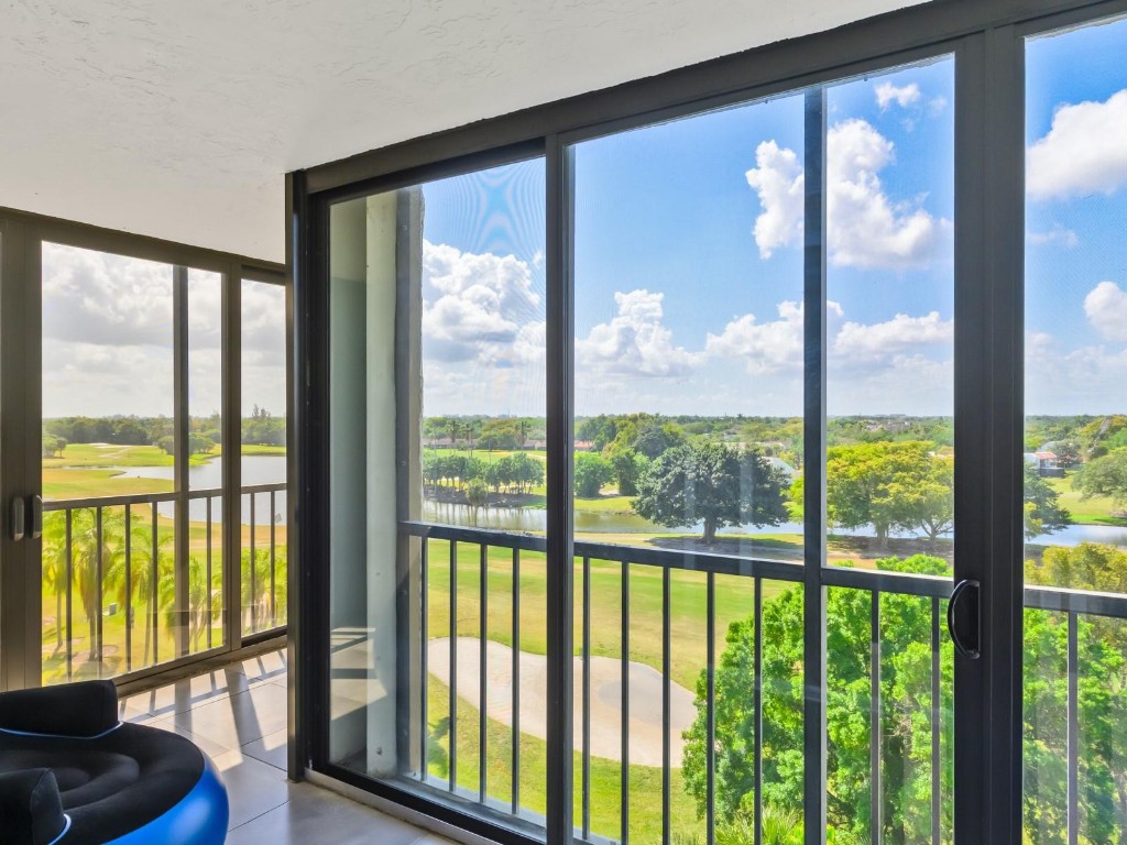 Country Club Apts - Residential