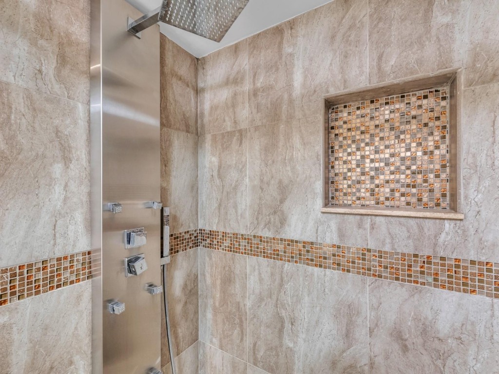 Country Club Apts - Residential