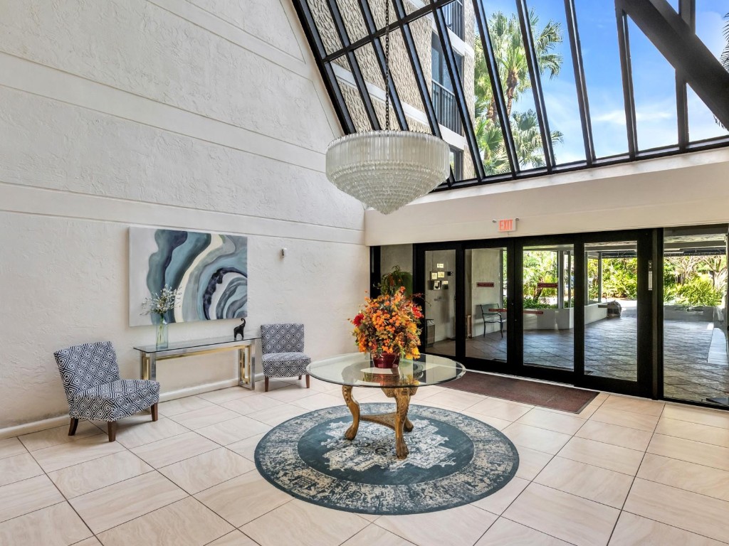 Country Club Apts - Residential