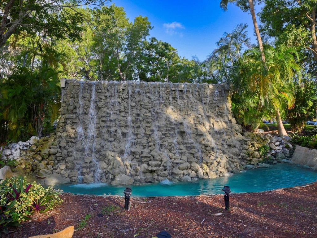 Country Club Apts - Residential