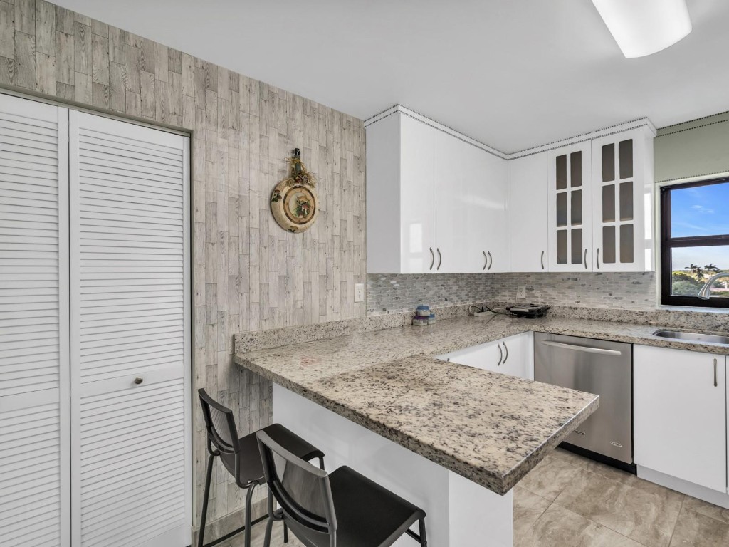 Country Club Apts - Residential