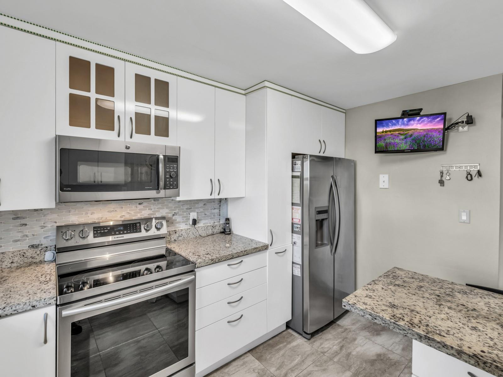 Country Club Apts - Residential