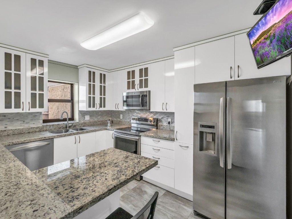 Country Club Apts - Residential