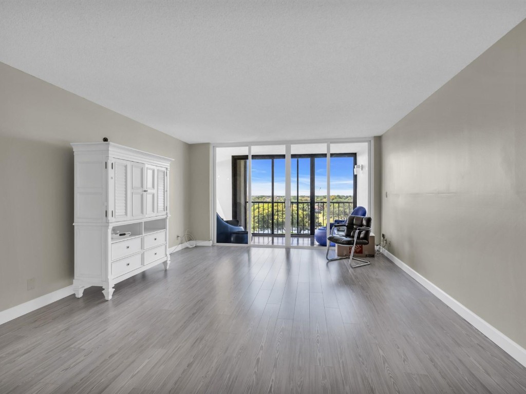 Country Club Apts - Residential