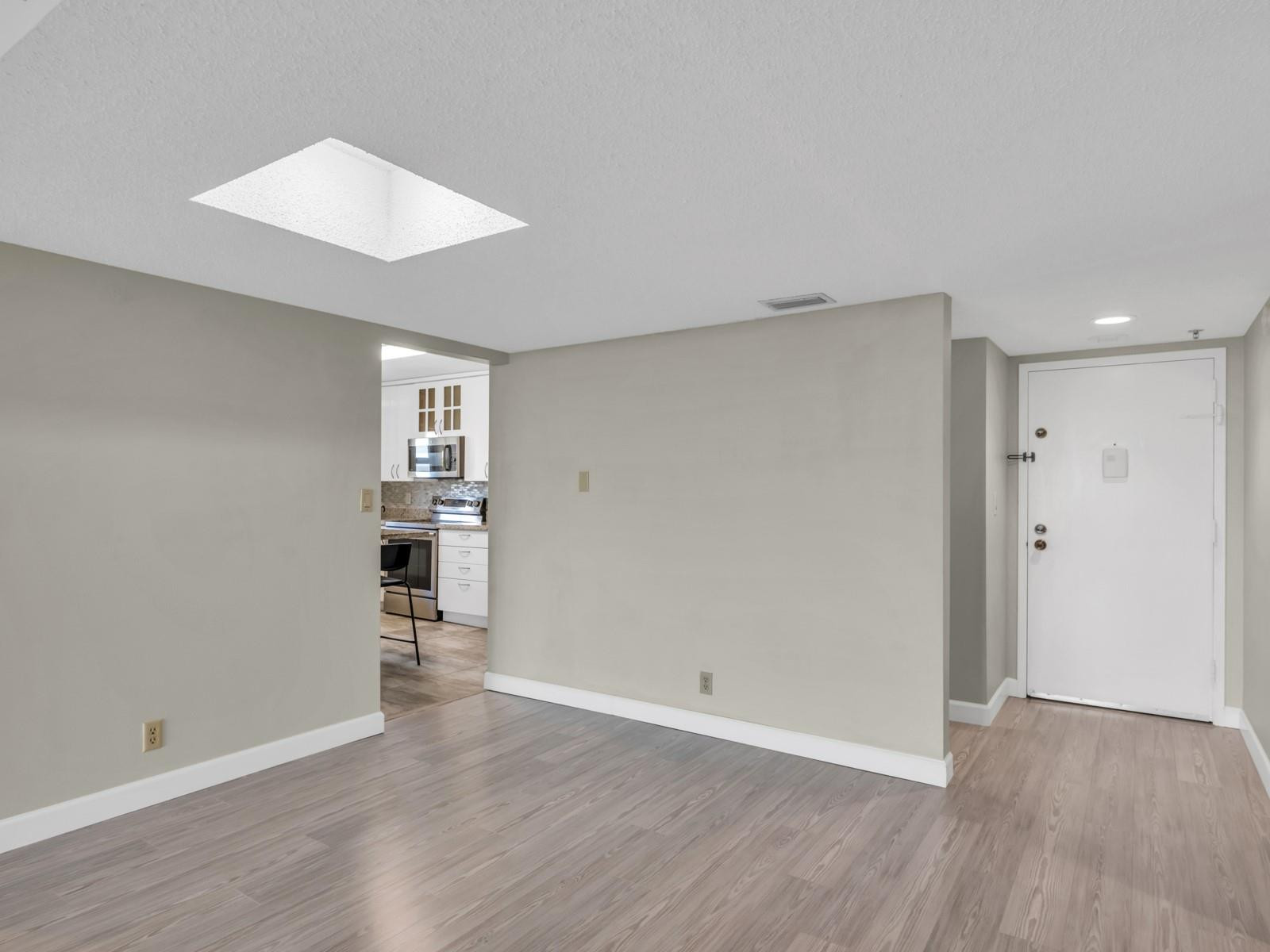 Country Club Apts - Residential