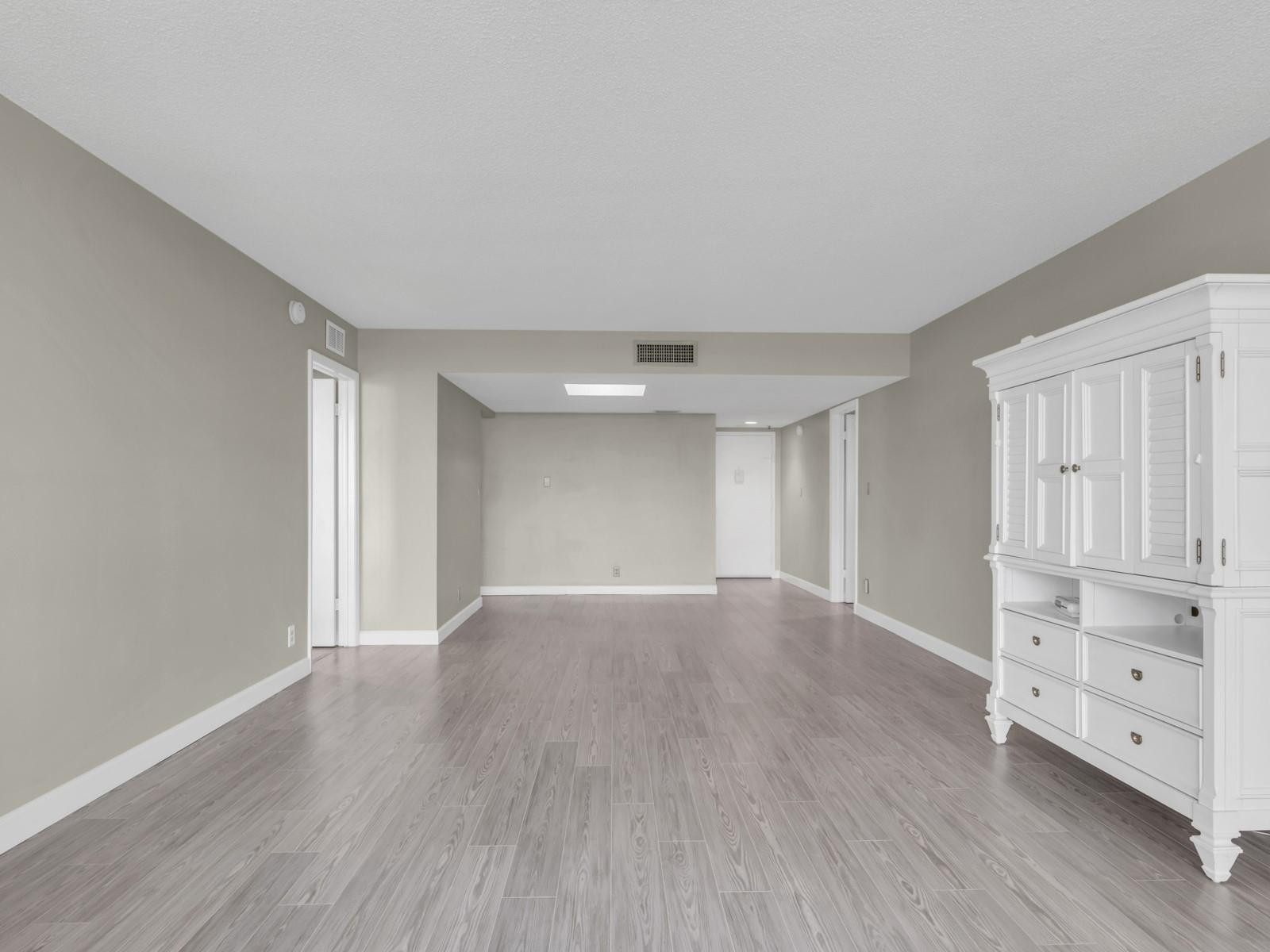 Country Club Apts - Residential