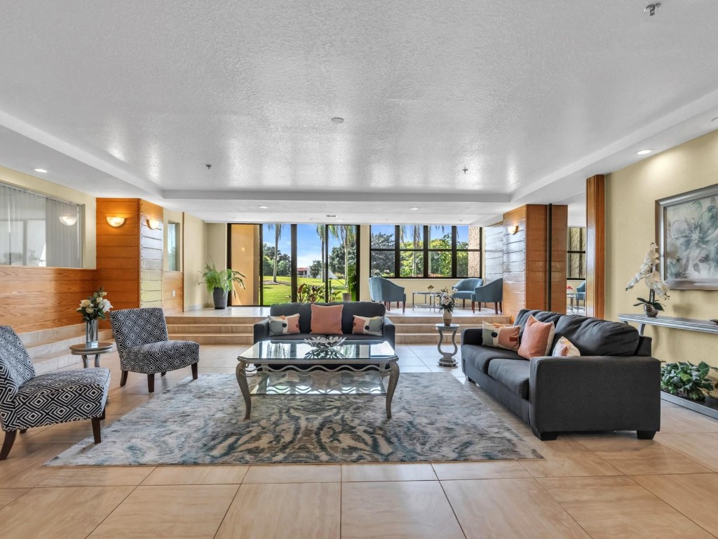 Country Club Apts - Residential