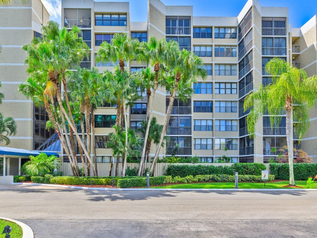 Country Club Apts - Residential