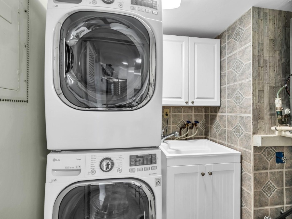 Country Club Apts - Residential