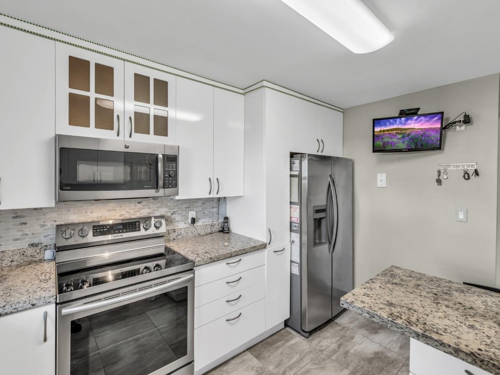 Country Club Apts - Residential