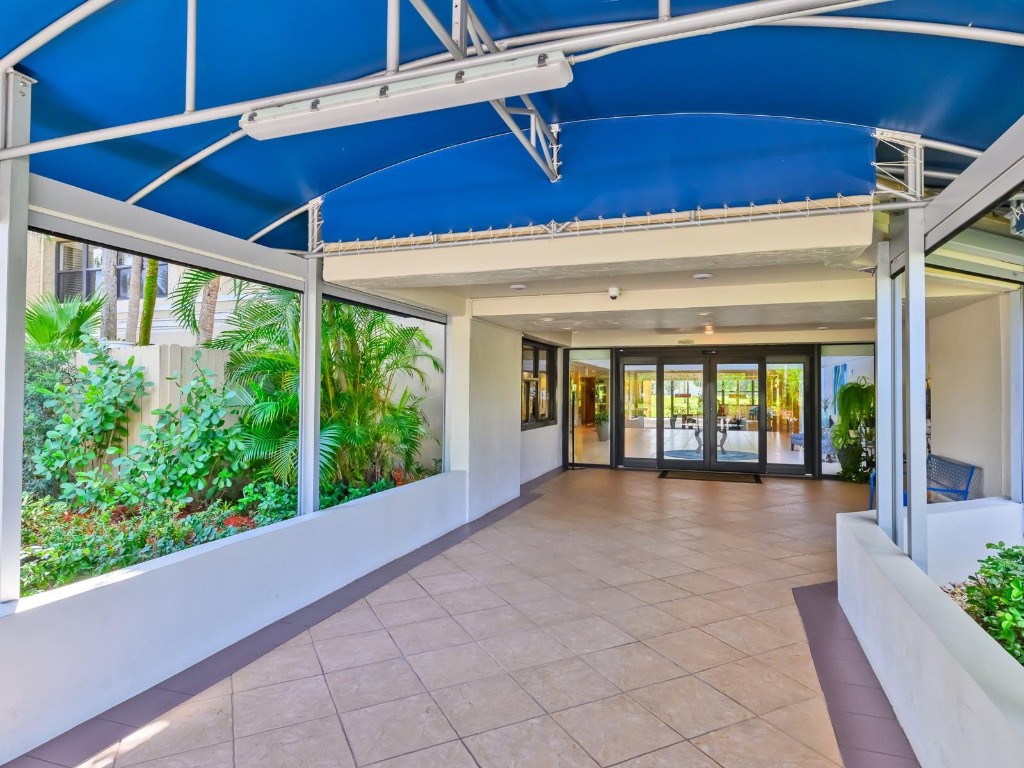 Country Club Apts - Residential