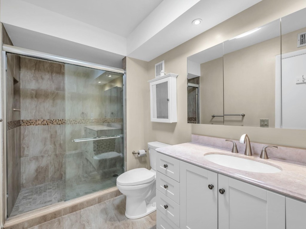 Country Club Apts - Residential