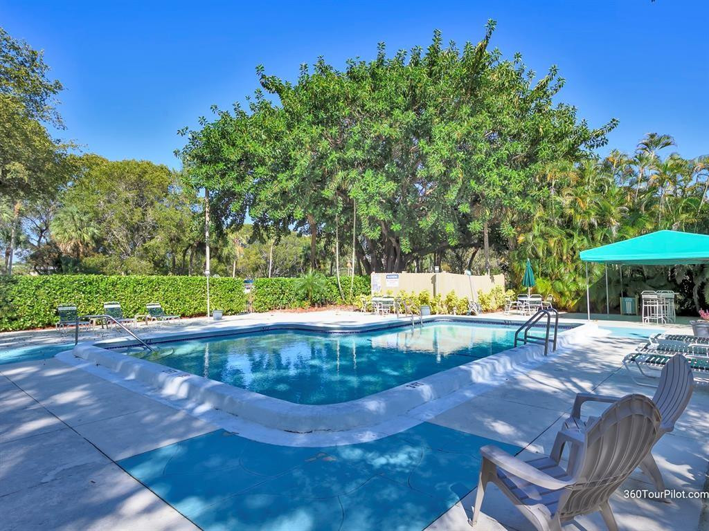 Country Club Apts - Residential