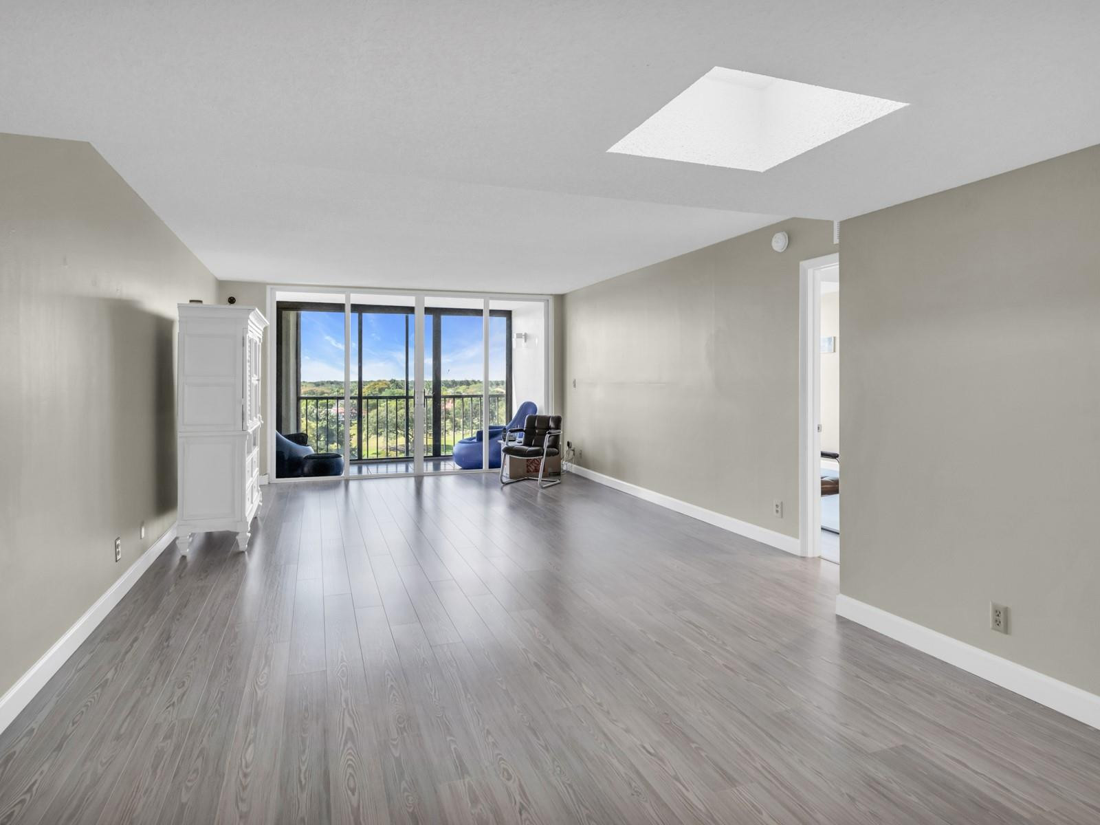 Country Club Apts - Residential