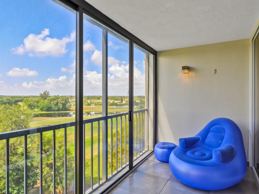 Country Club Apts - Residential