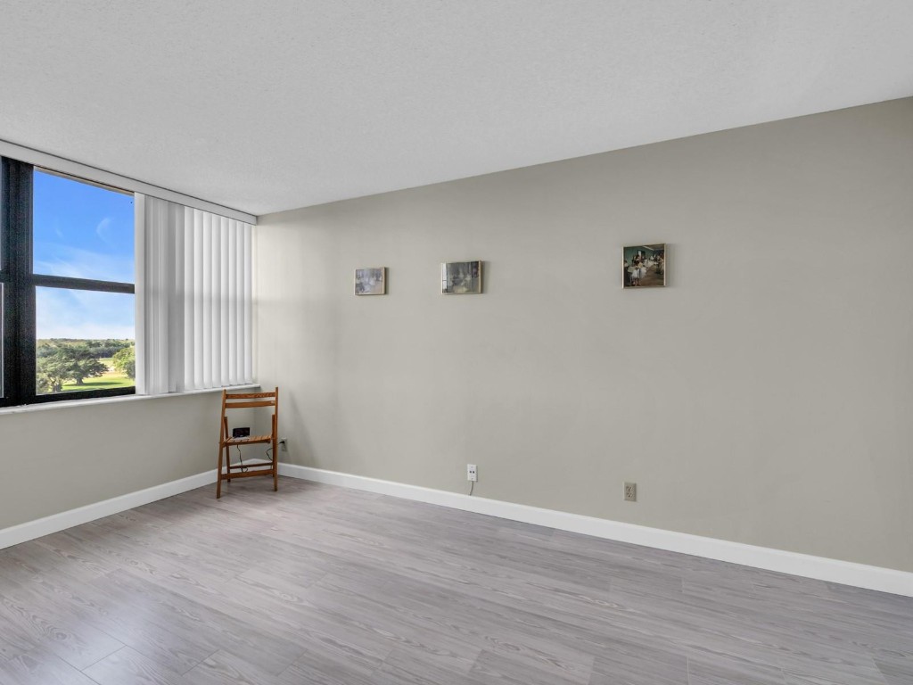 Country Club Apts - Residential