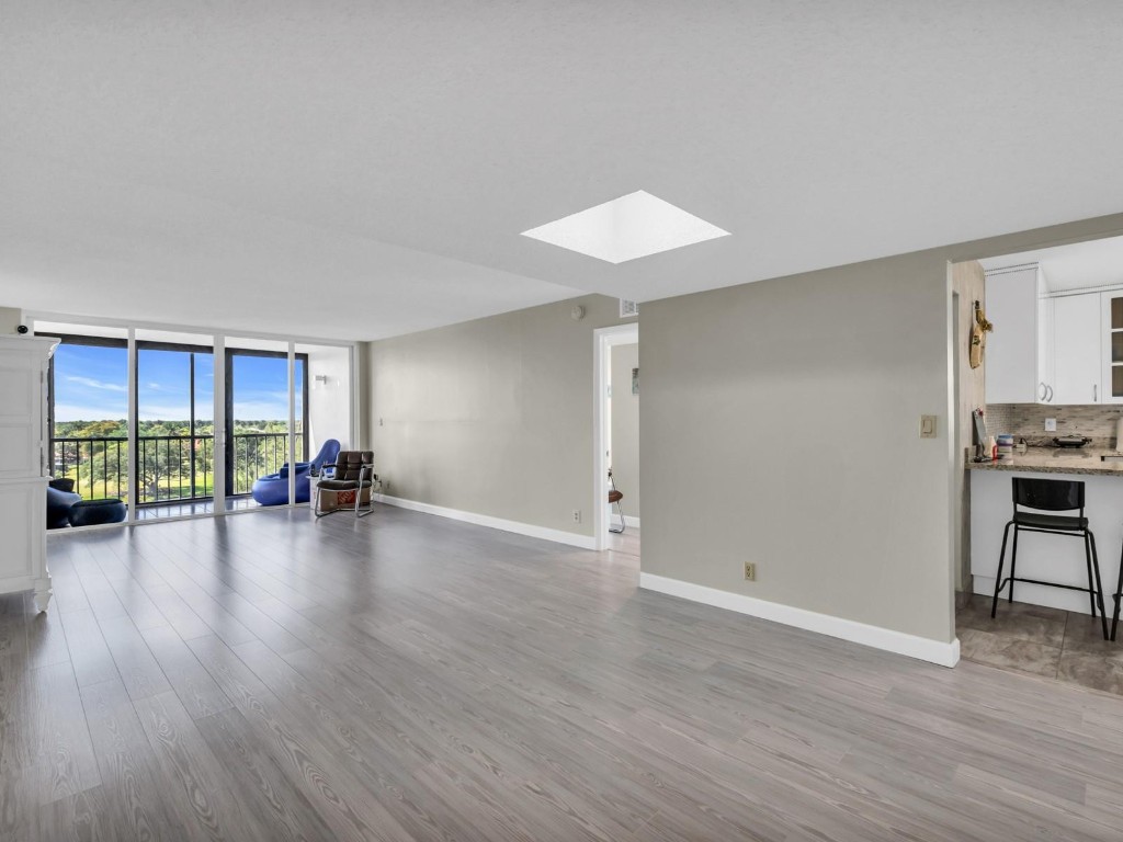 Country Club Apts - Residential