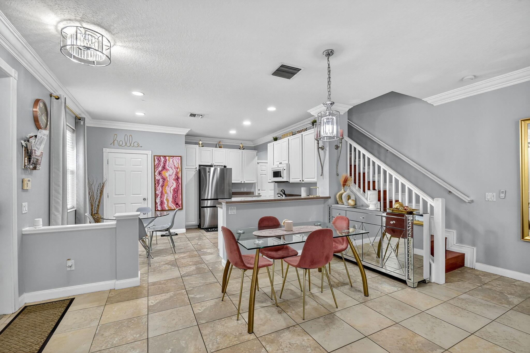 PINEWOOD LAKE - Residential