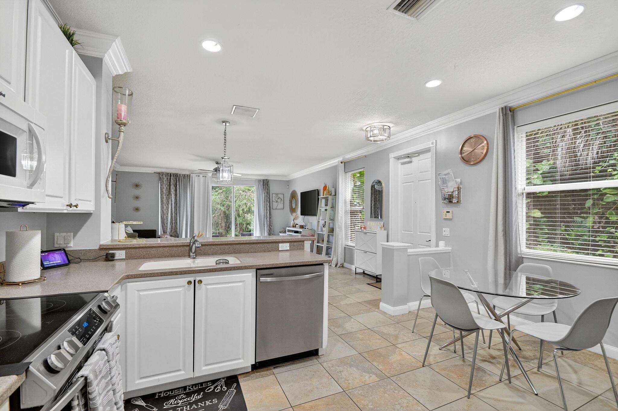 PINEWOOD LAKE - Residential