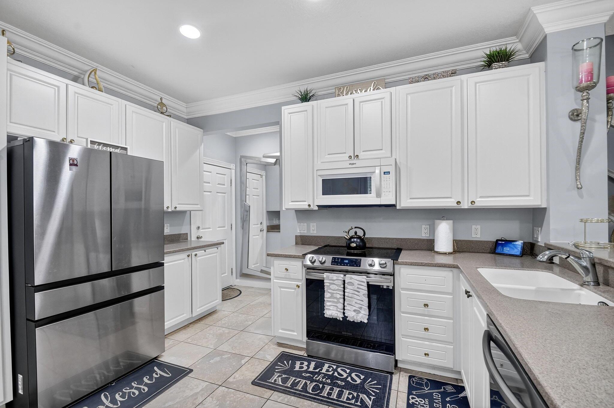 PINEWOOD LAKE - Residential