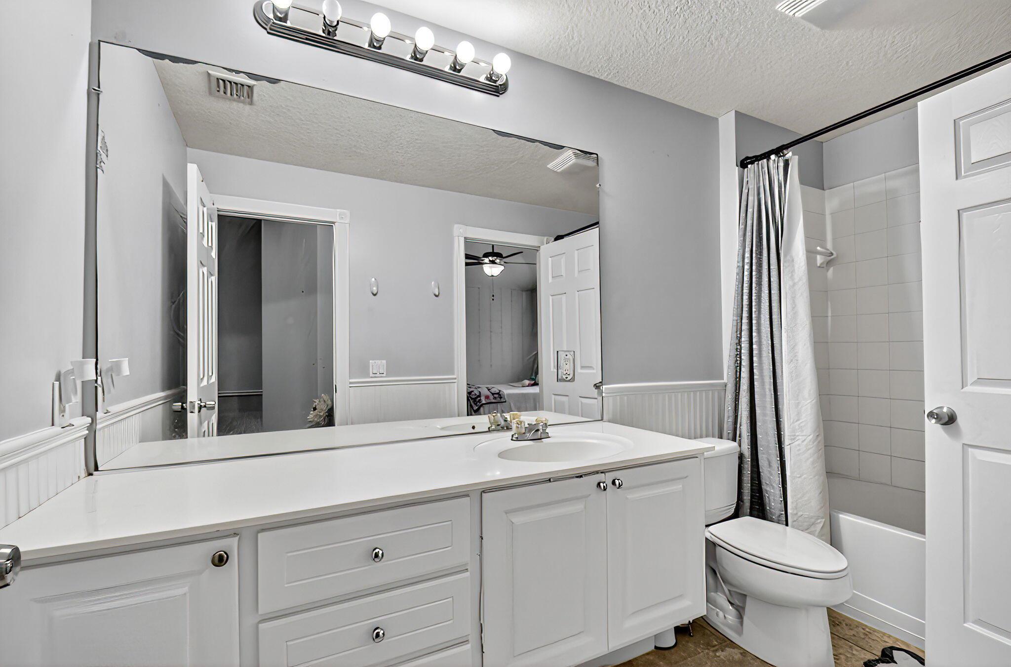 PINEWOOD LAKE - Residential