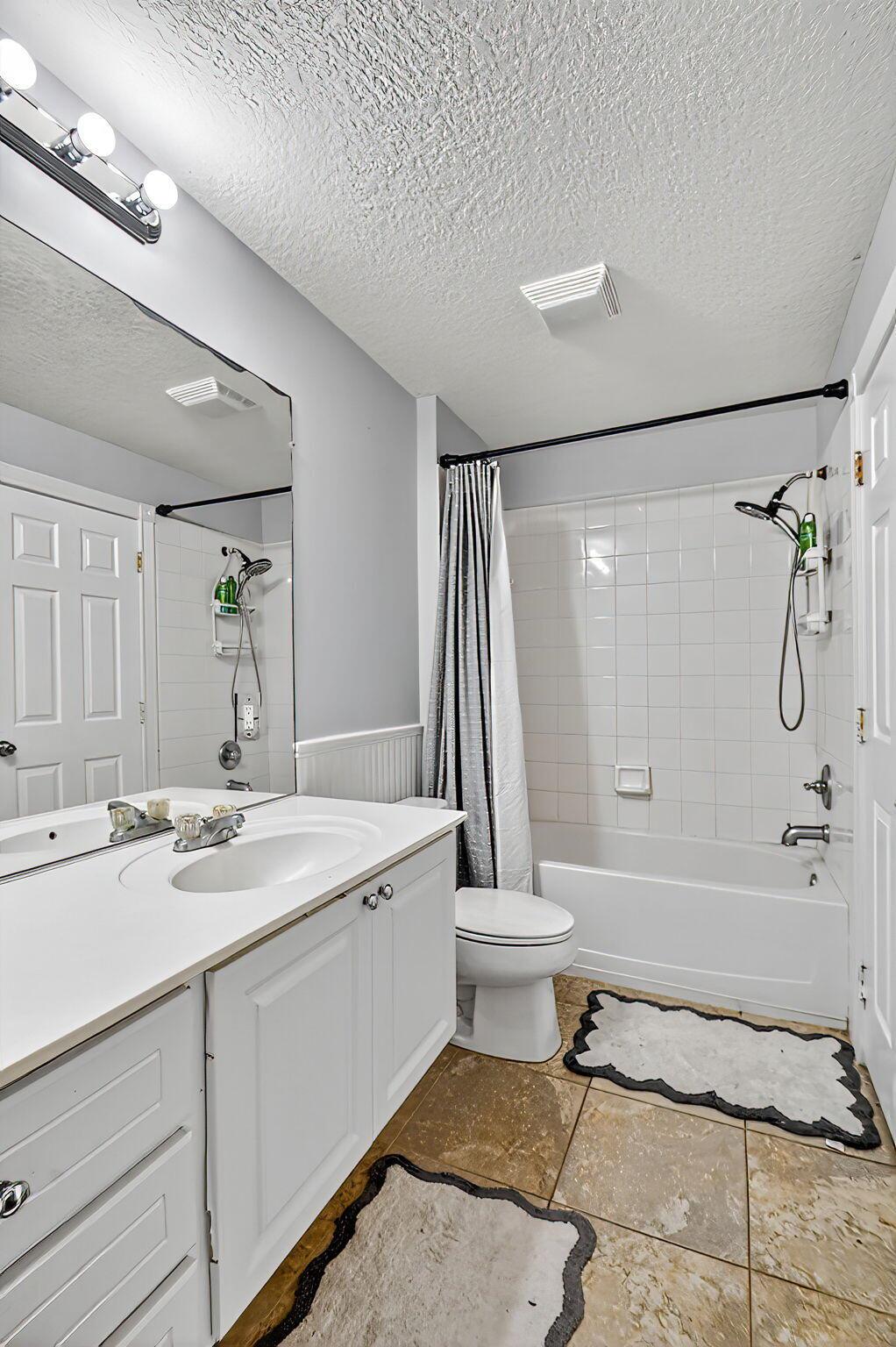 PINEWOOD LAKE - Residential