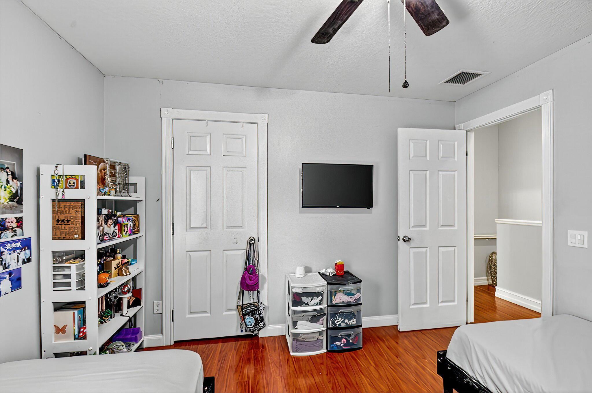 PINEWOOD LAKE - Residential