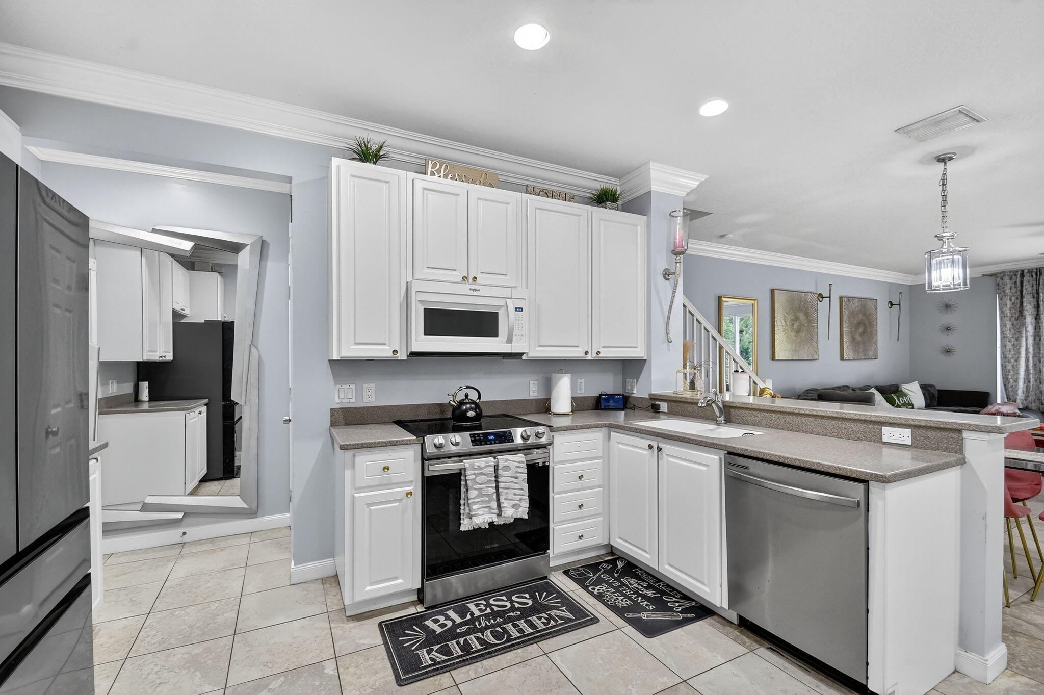 PINEWOOD LAKE - Residential