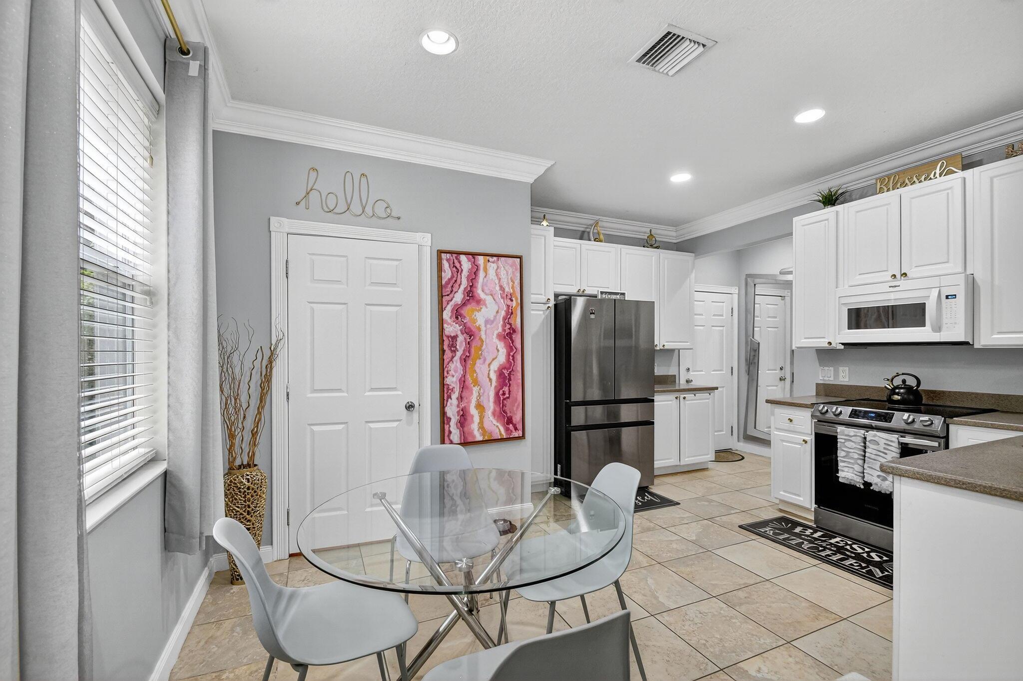 PINEWOOD LAKE - Residential