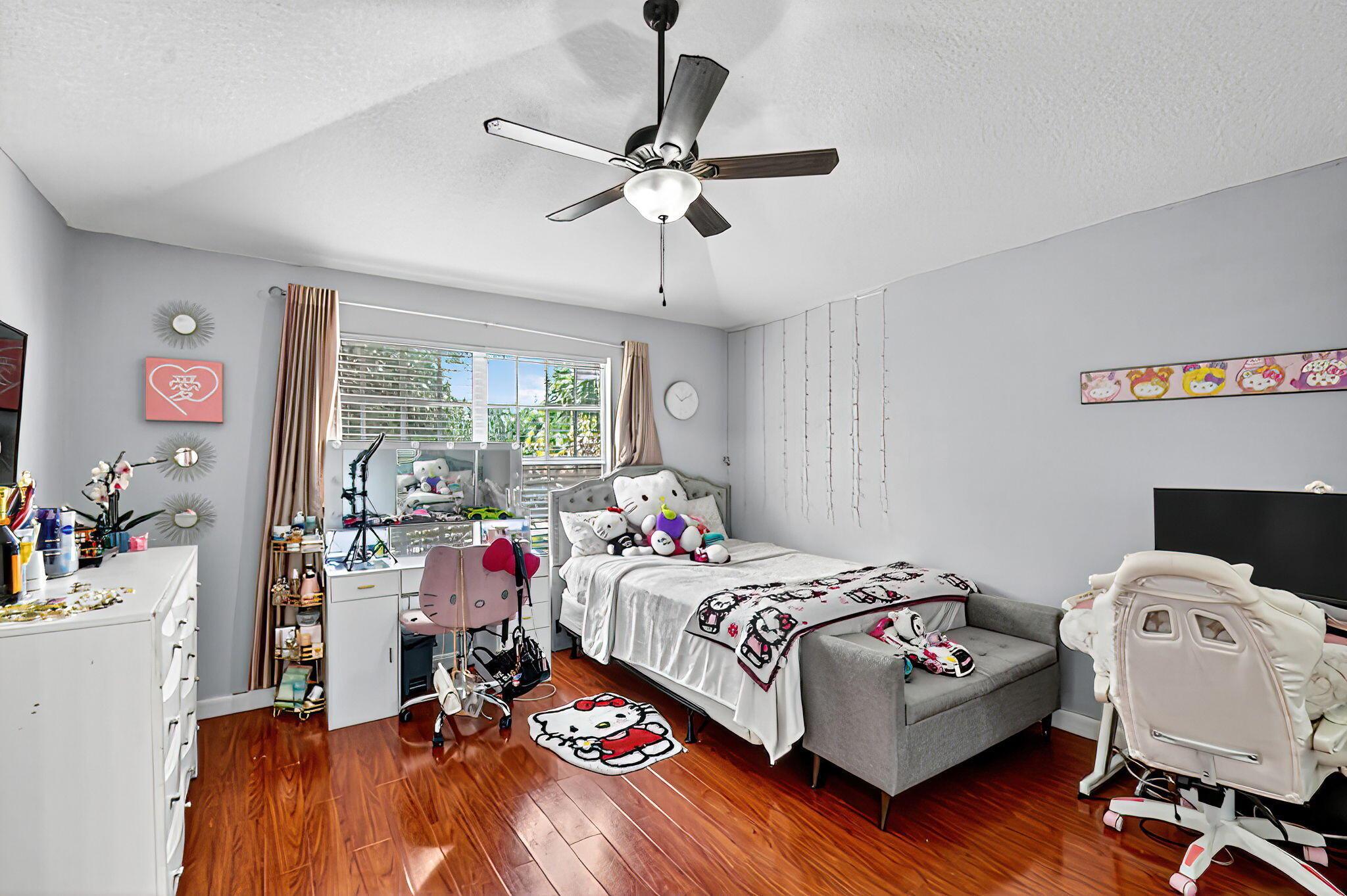 PINEWOOD LAKE - Residential