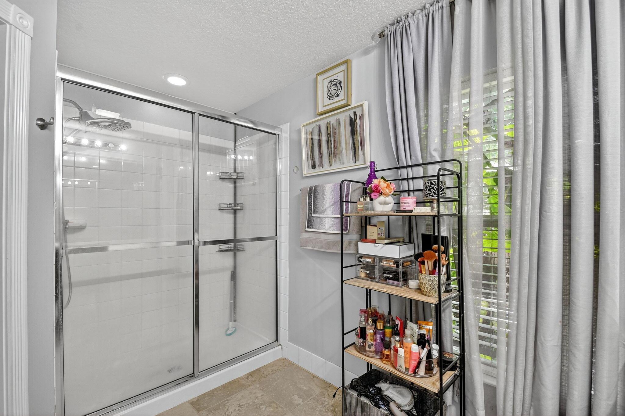 PINEWOOD LAKE - Residential