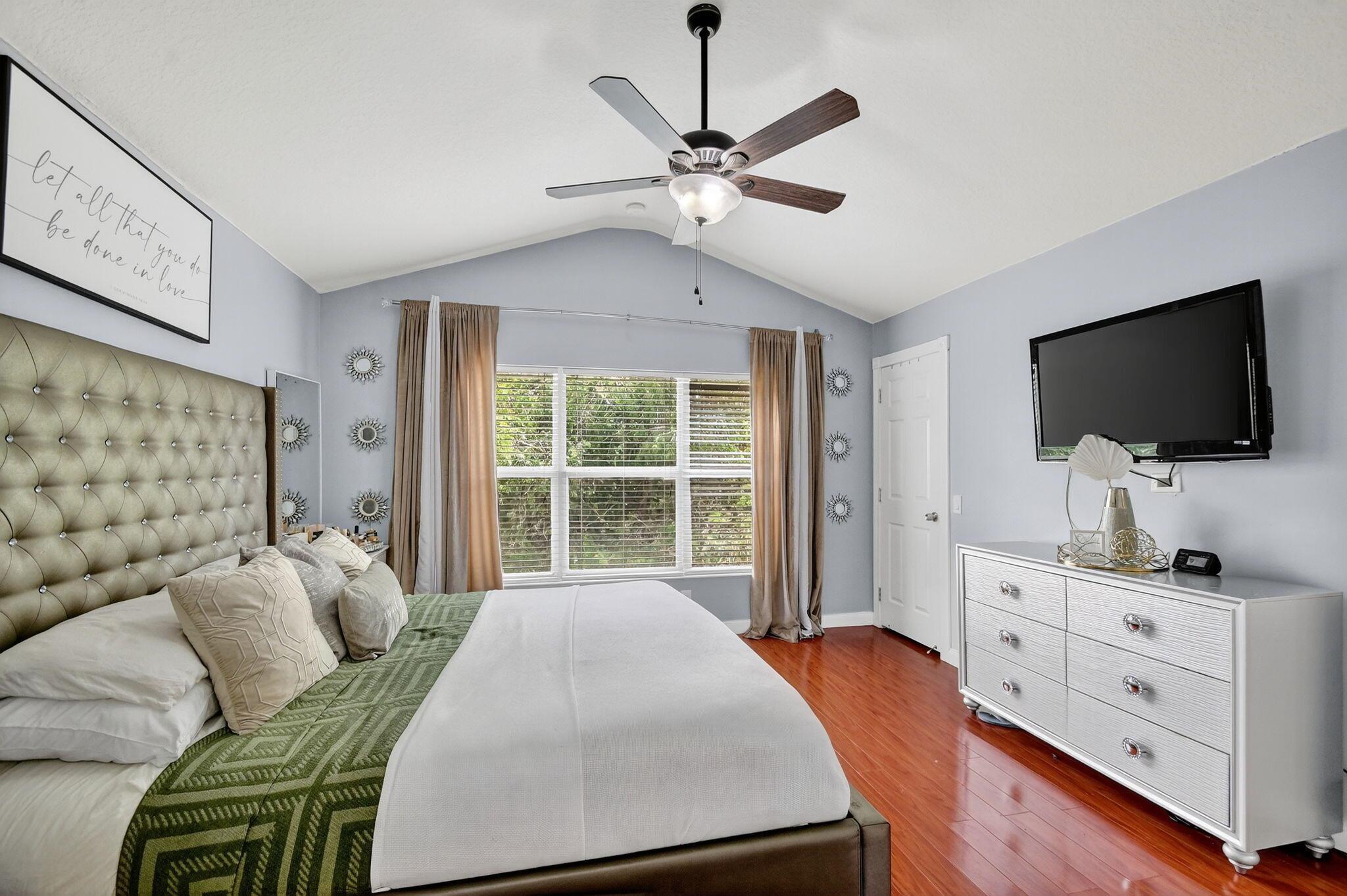 PINEWOOD LAKE - Residential