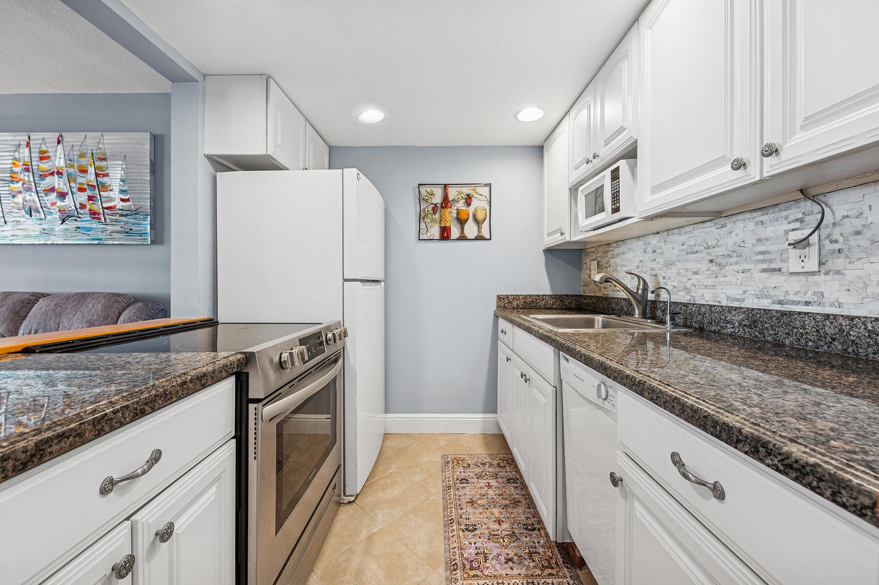 PALM BEACH WHITEHOUSE - Residential Lease