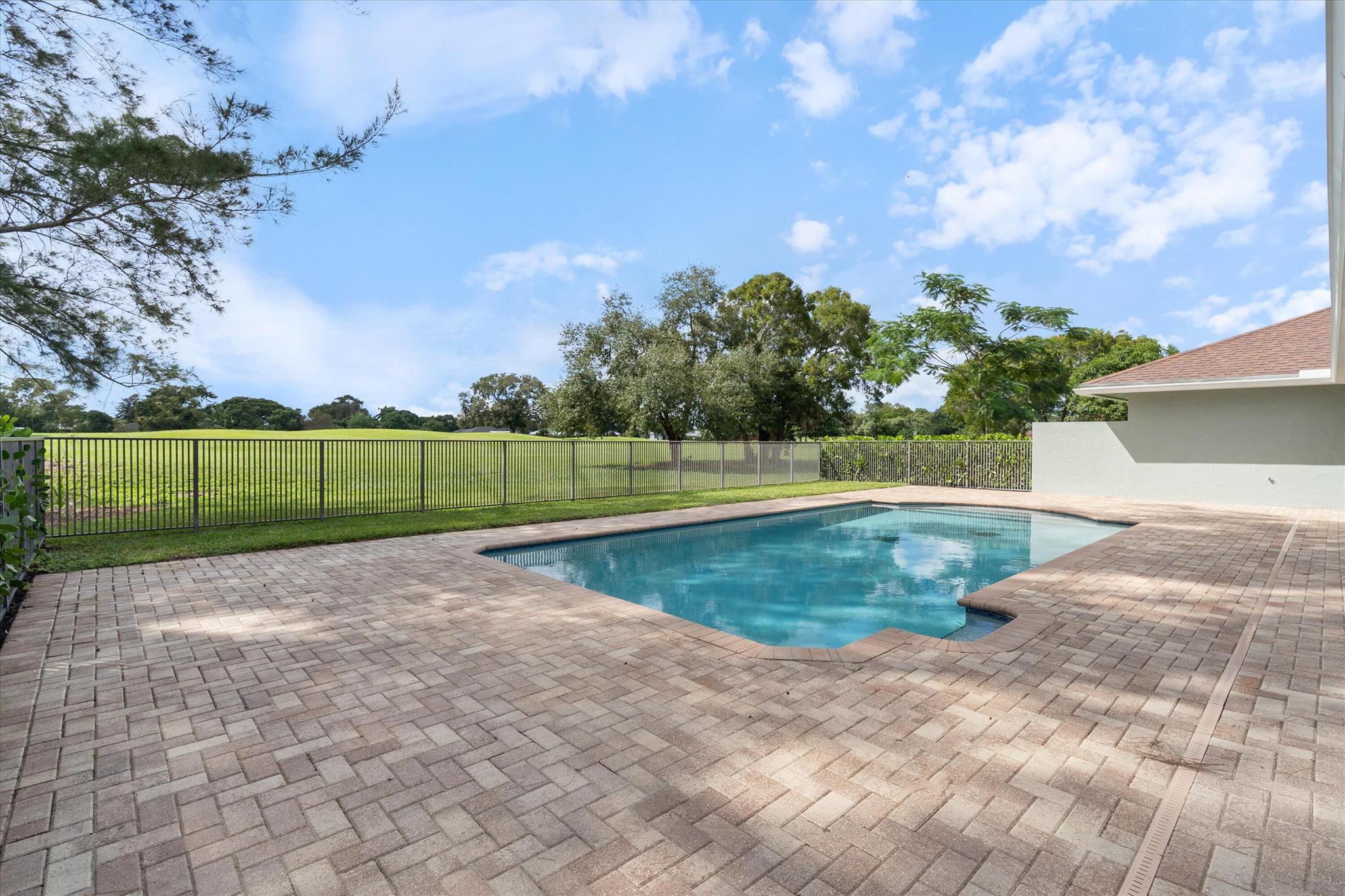 SOUTH SHORE 2 OF WELLINGT - Residential