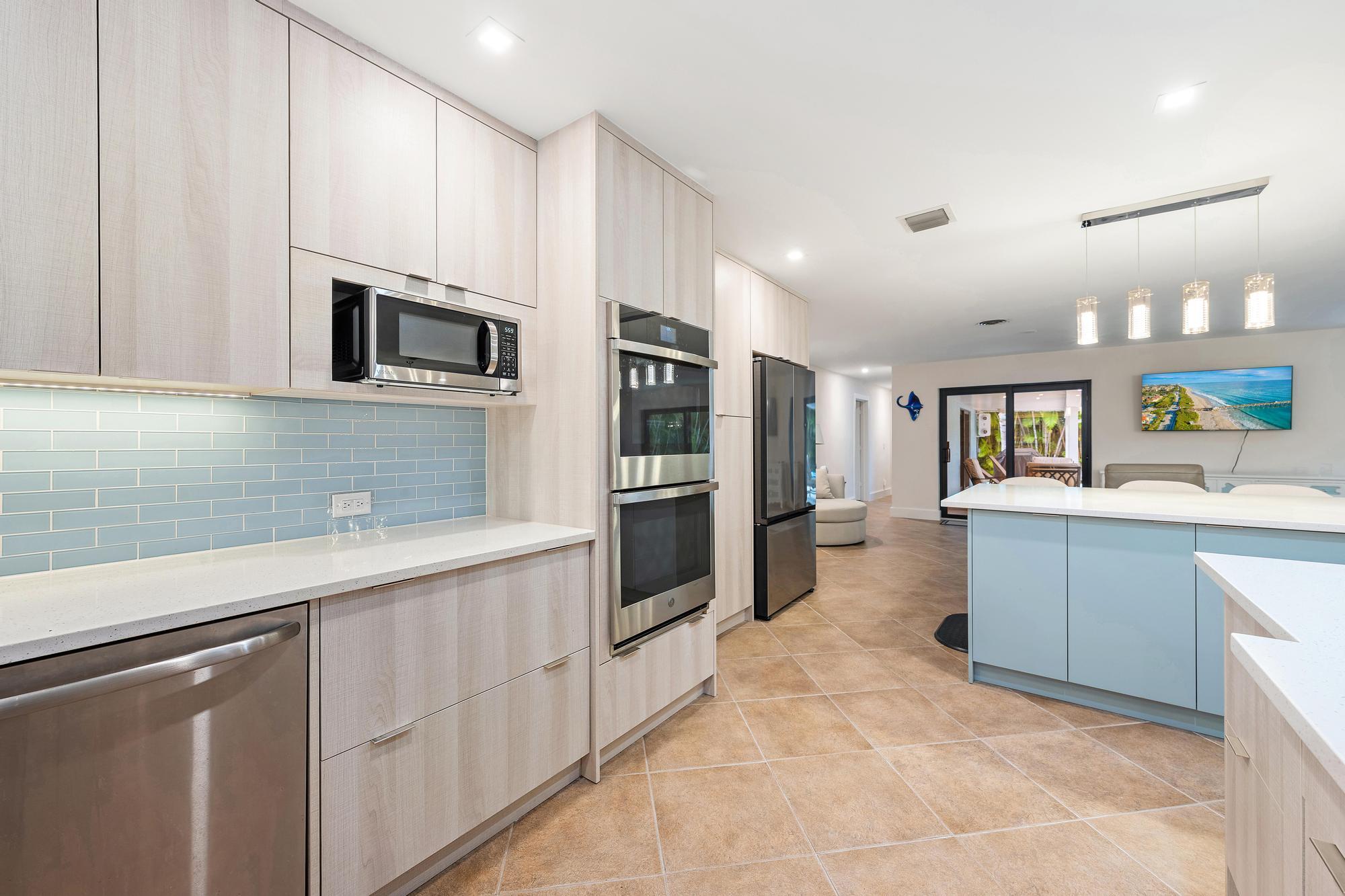 YACHT HARBOR MANOR - Residential