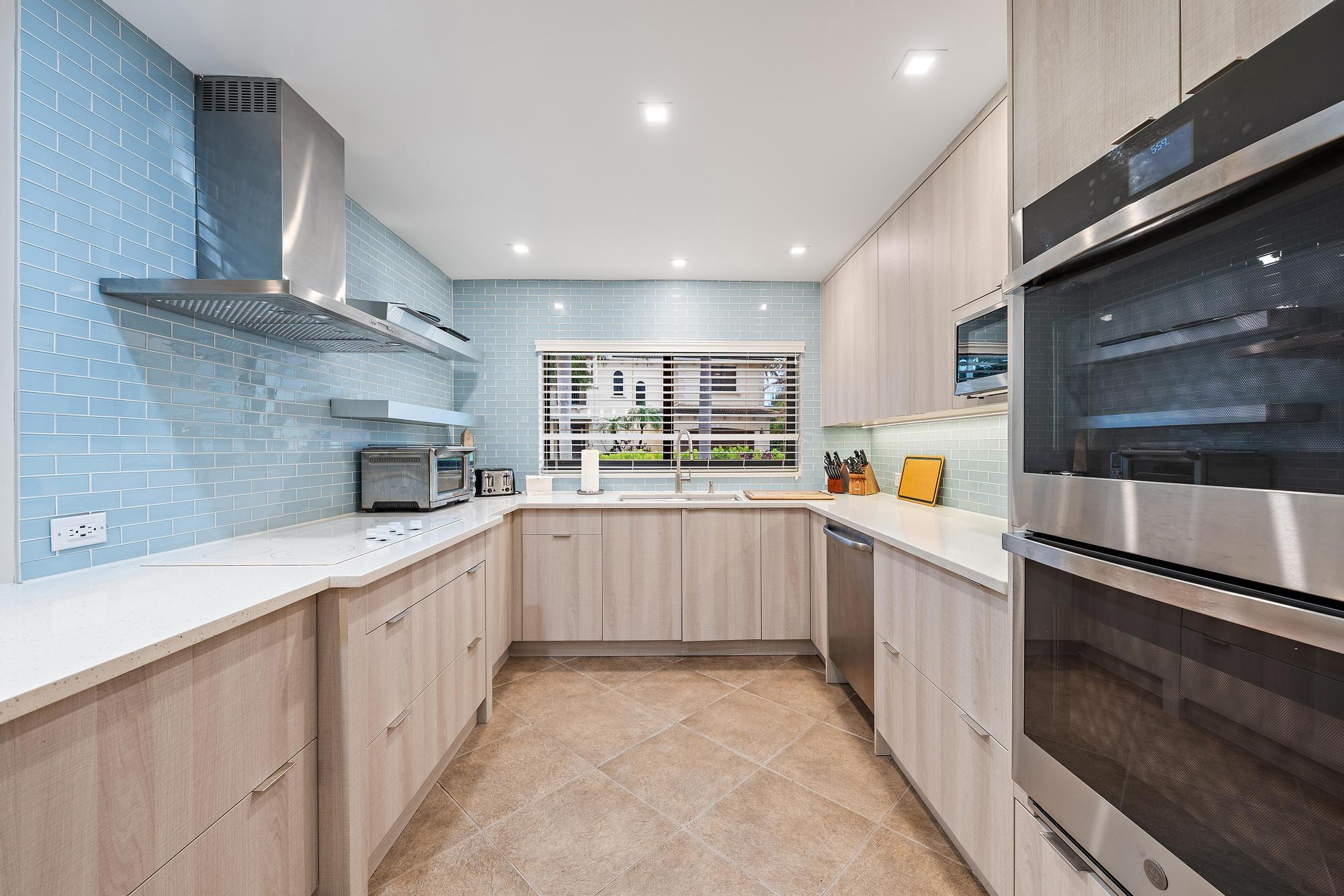 YACHT HARBOR MANOR - Residential