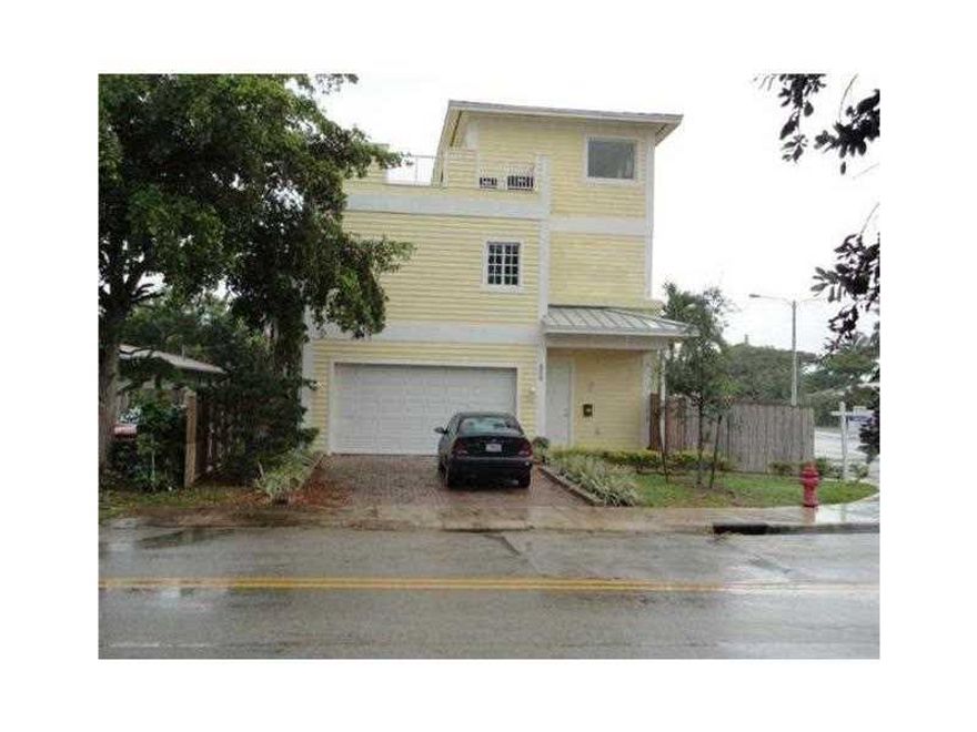 THIS BEATIFULL 4 BEDROOM 4 1/2 BATHROOM, DOUBLE HIGHT CEILING, SPECIAL HIGHT DOORS, MODERN NEUTRAL COLORS,   OPEN GERMAN KITCHEN, MARBLE FLOORS WOOD FLOORS ON BEDROOMS, LUXURY BATHROOMS WITH POCKET DOORS, 3RD FLOOR 800 FT2 TERRACE , 2 CAR GARAGE, ONLY 5 M INUTES AWAY FROM DOWNTOWN FT. LAUDERDALE, LAS OLAS BLVD, RIVERWALK, PERFORMING ARTS CENTER AND MORE NEARBY THE PUBLIC LIBRARY, CITY HALL STORES AND RESTAURANTS ALL NIGHTLIFE AVAILABLE JUST 5 MINUTES FROM THIS GORGEOUS UNIT DONT MISS THIS OPPORTUNITY.