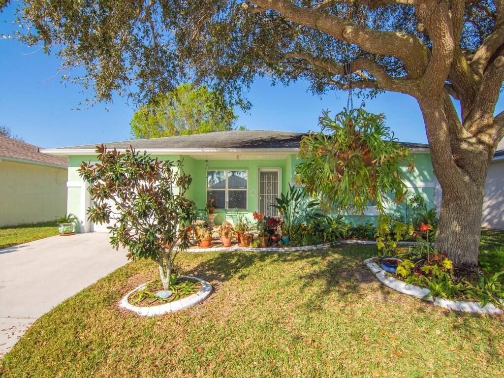 Photo of 6719 Tulipan, Fort Pierce, FL 34951 (MLS # R10960555)