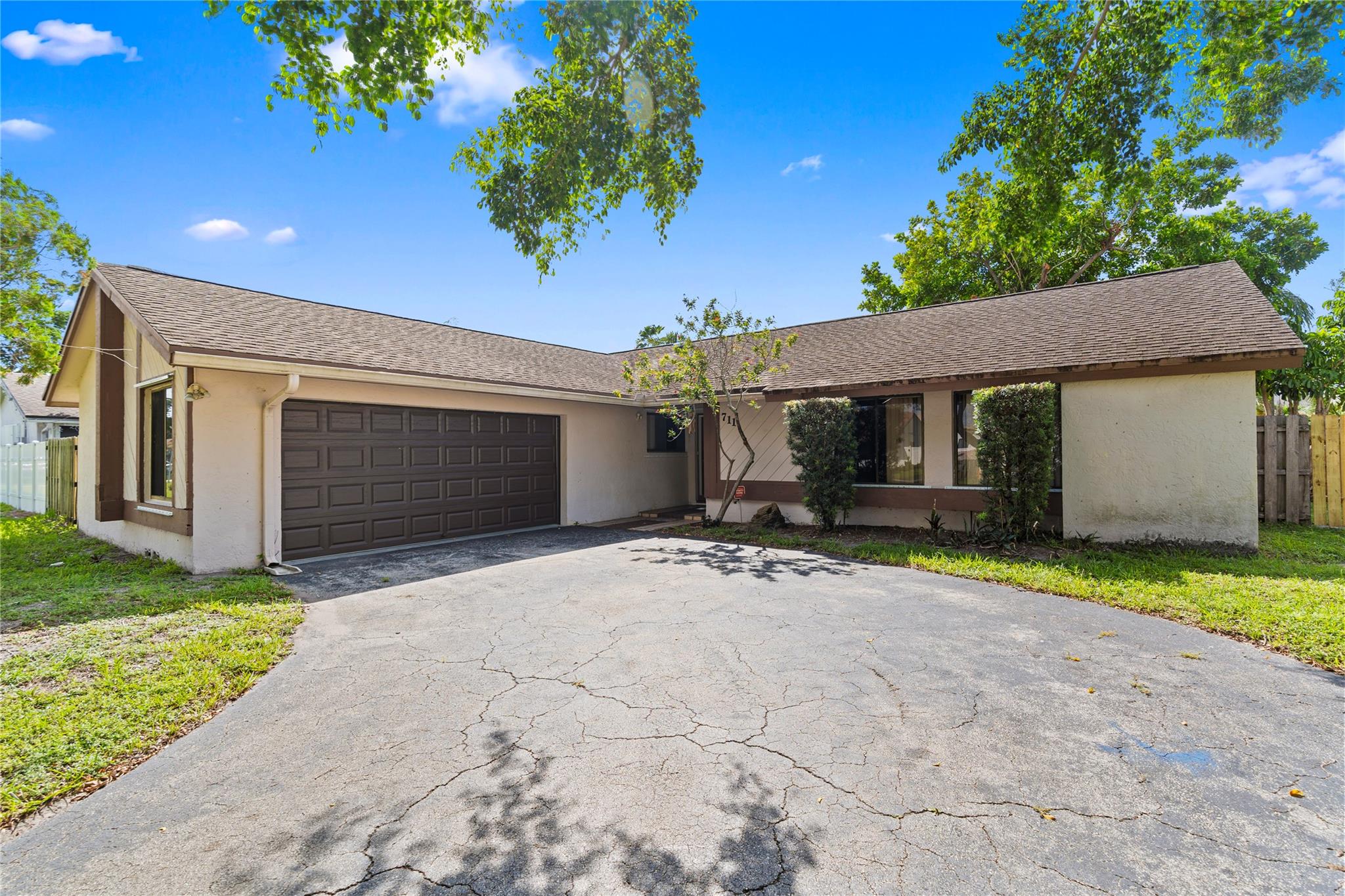 FANTASTIC OPPORTUNITY TO PURCHASE THIS 3 BEDROOM 2 BATH HOME WITH 2 CAR GARAGE IN DESIRABLE NEIGHBORHOOD OF TANGLEWOOD IN PEMBROKE PINES*TILE FLOORS*LARGE KITCHEN*FORMAL DINING ROOM*
SPACIOUS PRIMARY BEDROOM WITH WALK-INC CLOSET*VAULTED CEILINGS*FENCED YARD*HOUSE NEEDS UPDATING AND IS PRICED ACCORDINGLY*NO HOA*GREAT LOCATION CLOSE TO PINES CITY CENTER, SHOPPING, HIGHWAYS, SCHOOLS & MUCH MORE*
