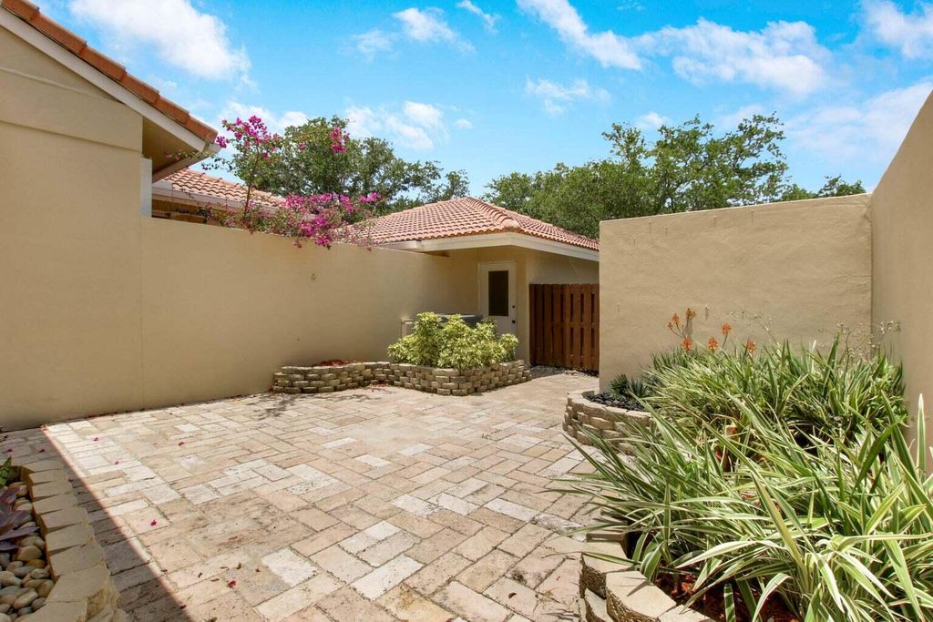 Photo of 127 Old Meadow Way, Palm Beach Gardens, FL 33418 (MLS # R10880815)