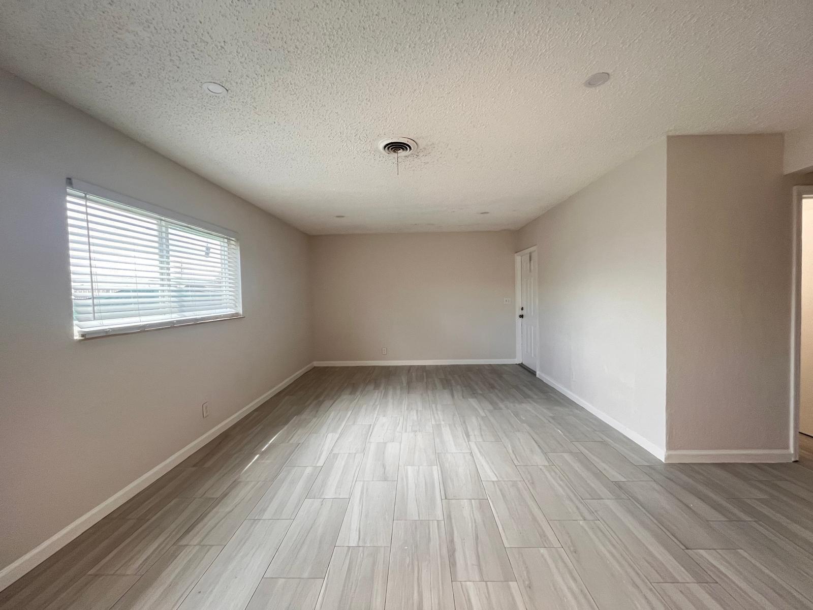 CRESTHAVEN NO 11 - Residential Lease