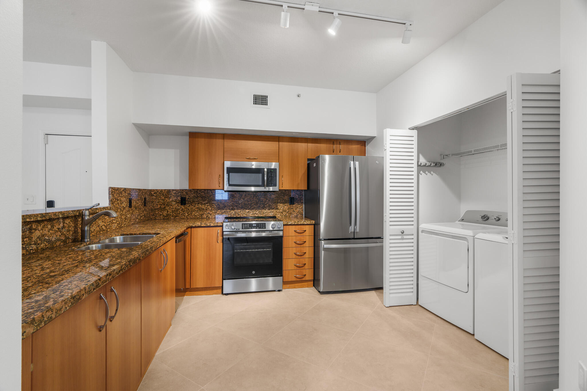 PINEAPPLE GROVE VILLAGE CONDO - Residential Lease