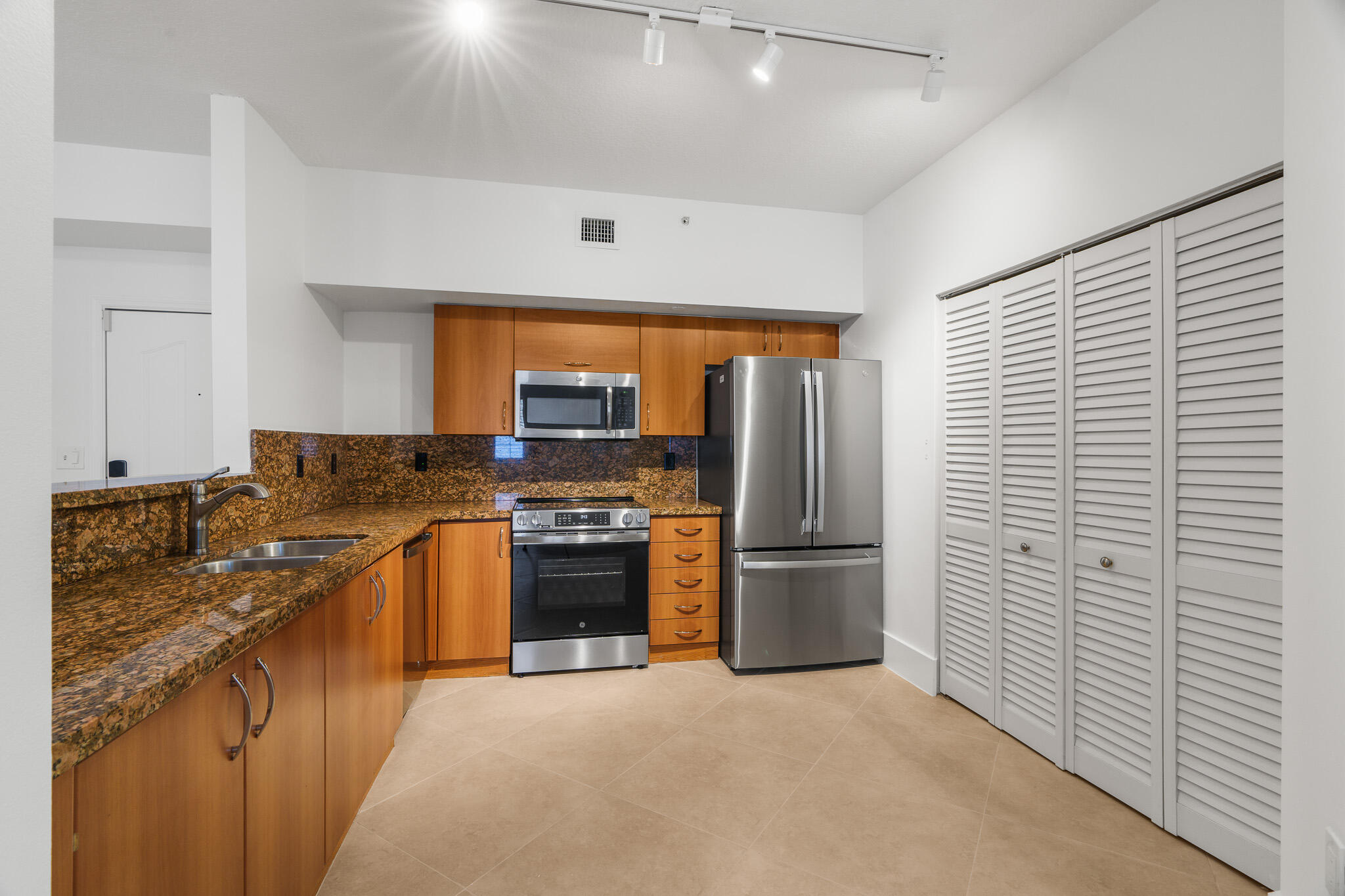 PINEAPPLE GROVE VILLAGE CONDO - Residential Lease