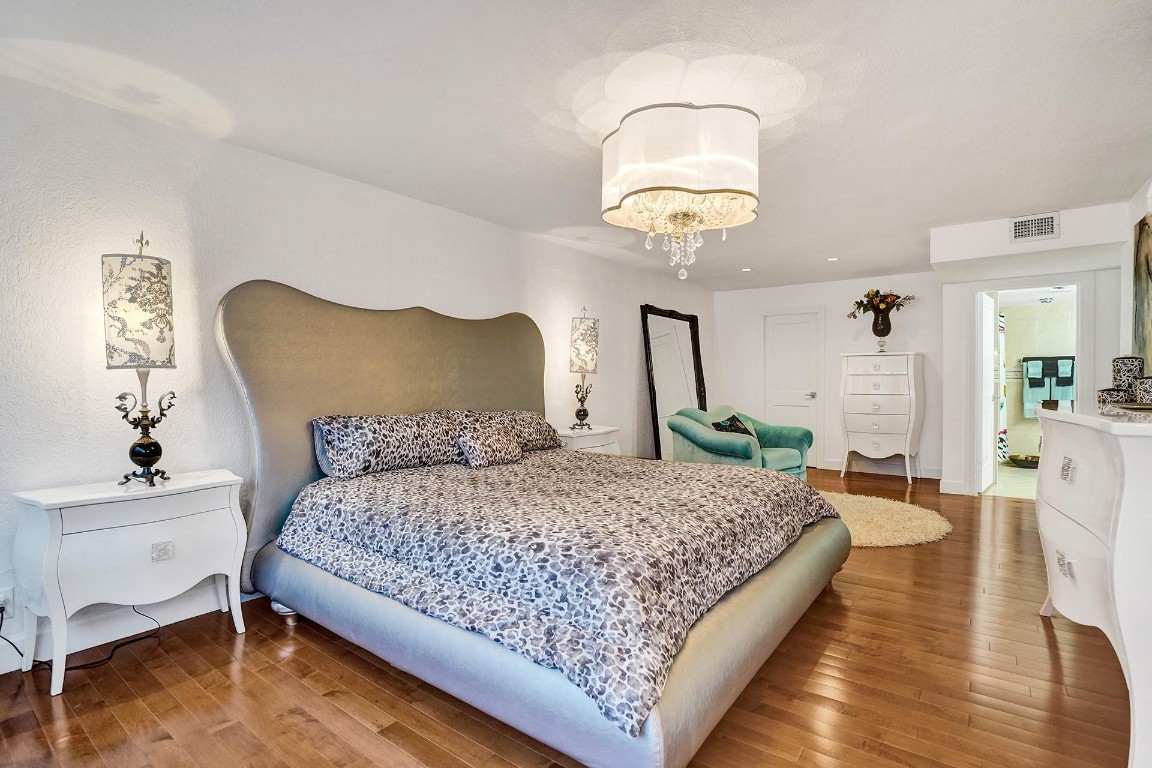 THE COMMODORE - Residential