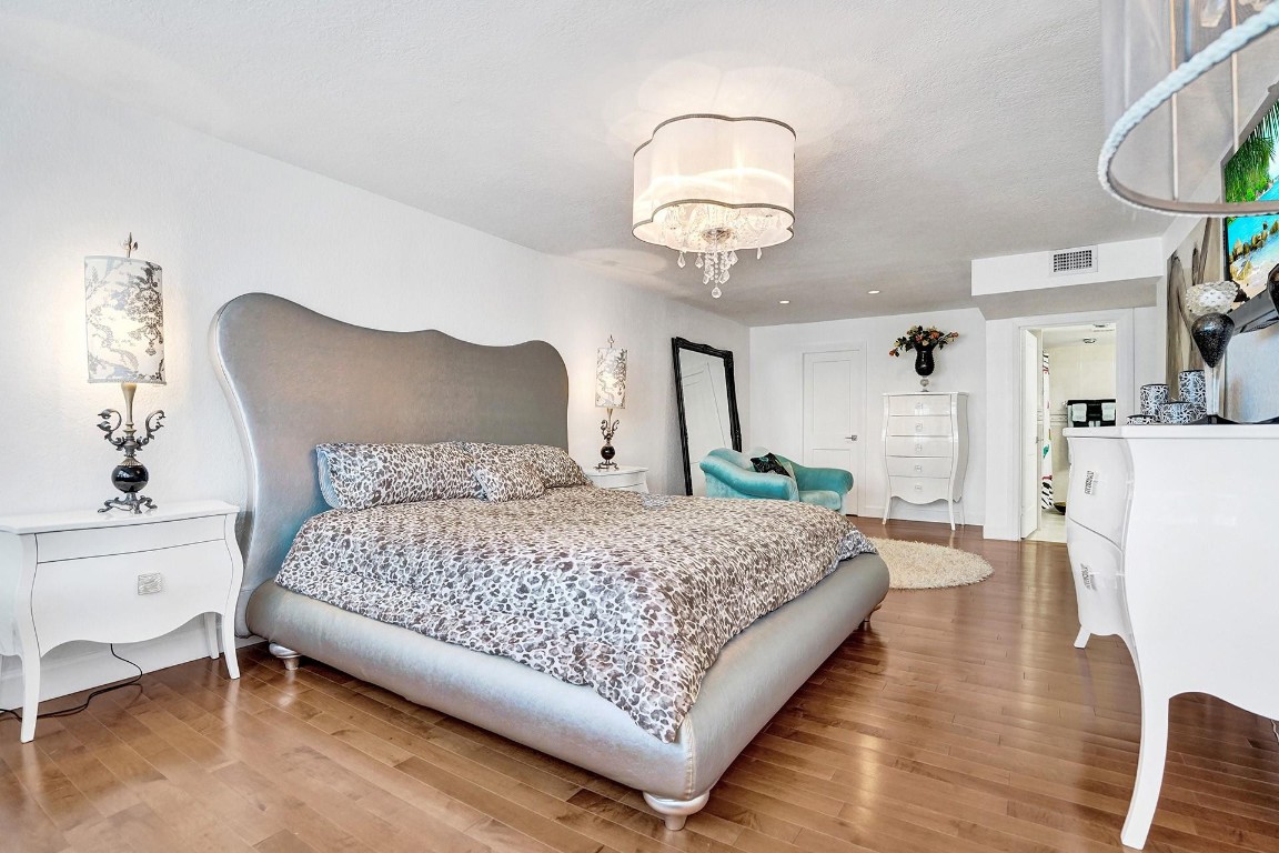 THE COMMODORE - Residential