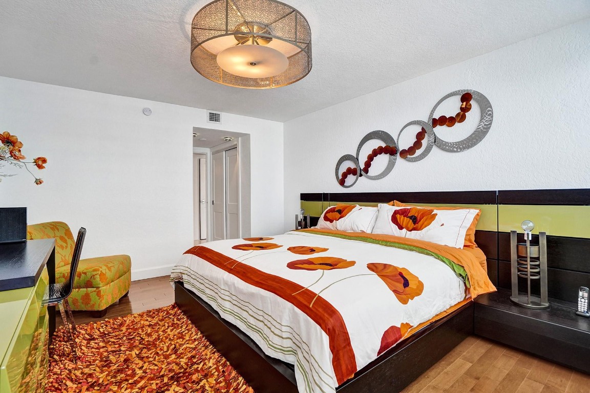THE COMMODORE - Residential